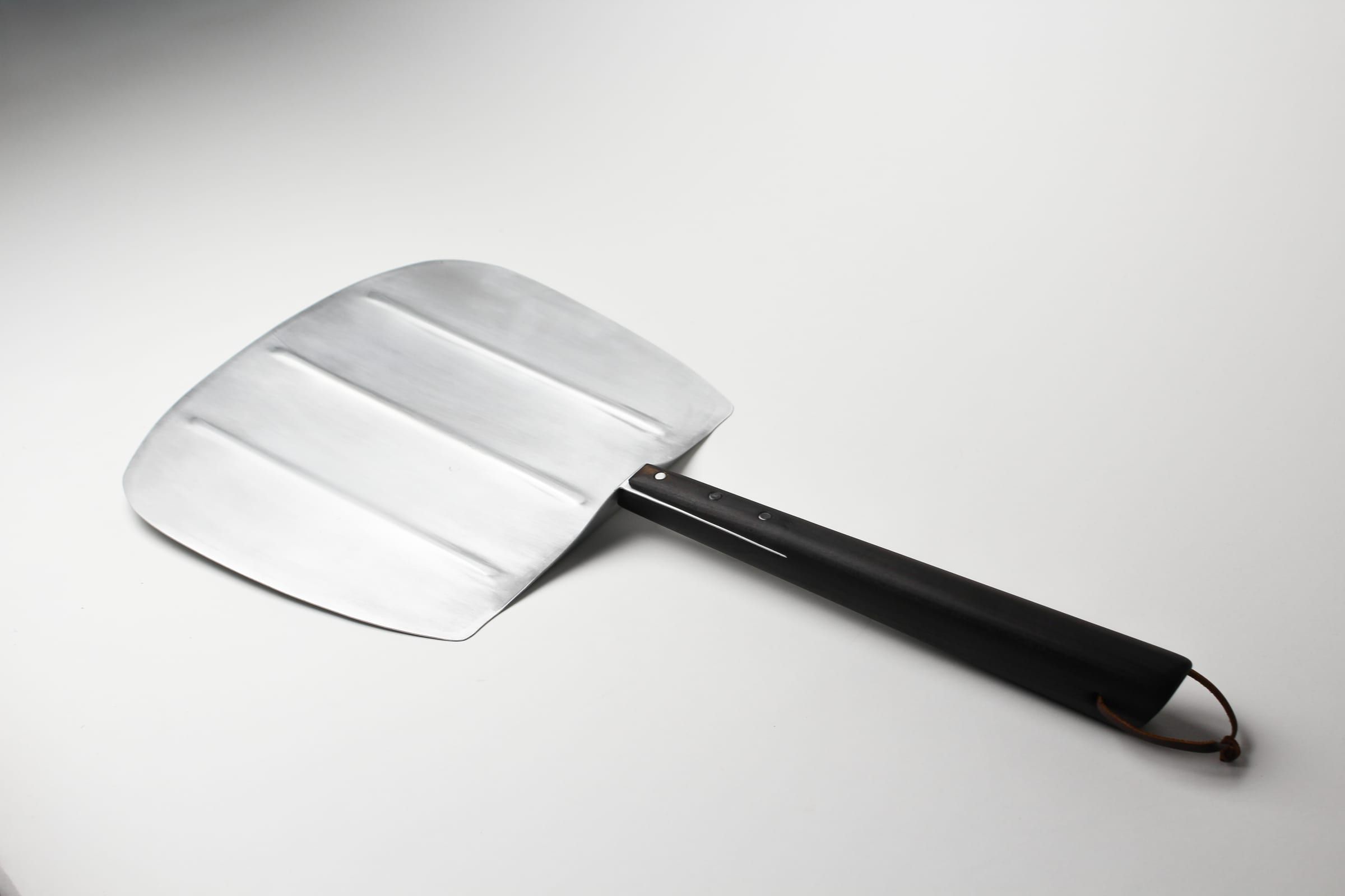 The Noir pizza peel